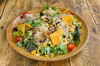 ケイジャンスパイスで味つけたグリルチキン、レッドビーンズ、コーンなどにチーズドレッシングを掛けました。パリパリのトルティーヤと食べれば気分はメキシカン！
ハーフサイズ780円