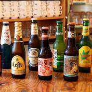 ビールのご注文とお渡しについて：1．ショーケース内には世界のビールが60種以上。詳しい説明もそちらに！　2．ショーケースからお好みのビールを選び、カウンターへ持っていき、お会計！
