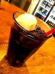 ルーマニアではインスタントコーヒーをコーラで作るという習慣があり、そのコーヒーコーラにアイスを浮かべてみました。