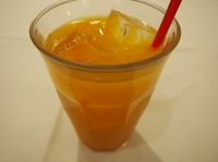 元々はラマダン(断食)の最中、日没後の食事前に胃をならすため飲まれていたマンゴーとアプリコットビューレを混ぜた濃厚ジュースです。ま、断食関係なくとても美味しいです!