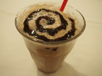 1950年~1970年代アメリカで一番流行ったという、アメリカンダイナーの定番メニュー。微炭酸のチョコソーダです☆