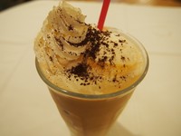 アイスクリームとホイップクリームたっぷりのボリューム満点ラテコーヒー。オーストラリアで「アイスコーヒー」と頼むとコレが出てきちゃいます!