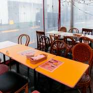 週末は20代～30代後半の女性を中心に、多くのお客様がテラス席で賑やかに料理を楽しんでいます。女性に人気の料理やドリンクメニューも豊富。リラックスして過ごす時間が日頃の疲れを忘れさせてくれます。