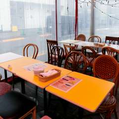 ヨーロッパのカフェテラスをイメージした、可愛い店内