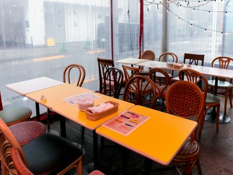 ヨーロッパのカフェテラスをイメージした、可愛い店内