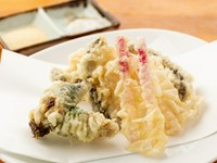 薄い衣の中に水分や旨味が閉じ込められた、ジューシーな天ぷら。何もつけずにそのままか、お好みでゆず塩と山椒塩をつけて頂きます