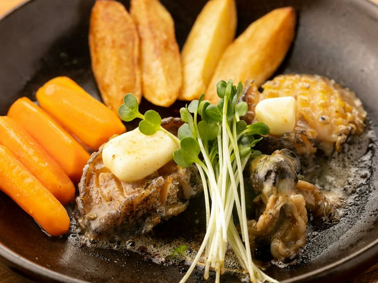 肉厚なアワビを陶板で焼き上げる『あわびのステーキ（大）』