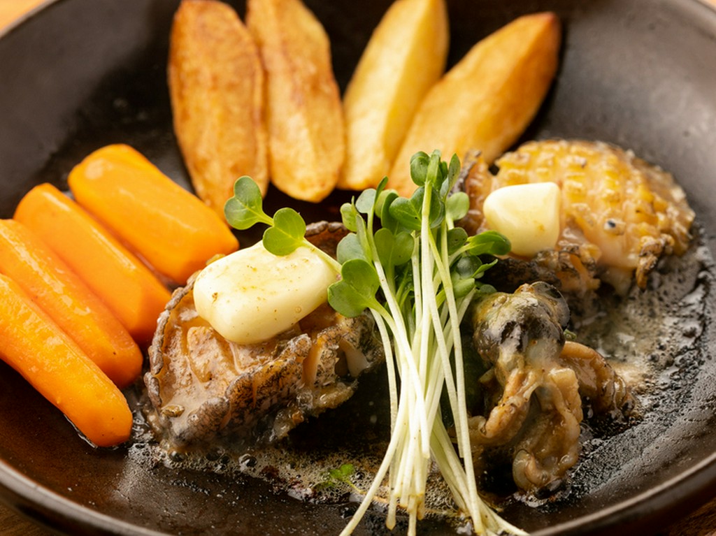 肉厚なアワビを陶板で焼き上げる『あわびのステーキ（大）』