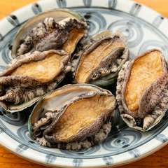 ストレスのない環境で調理直前まで活かし、新鮮なアワビを提供