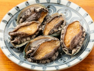 ストレスのない環境で調理直前まで活かし、新鮮なアワビを提供