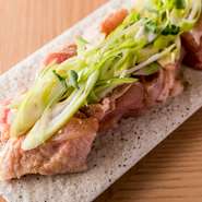 鳥取県の銘柄鶏「大山（だいせん）どり」のもも肉を、客自身が鉄板で豪快に焼き上げます。150gありボリューム満点！ 皮から脂がしみ出て、表面はカリッ、中はふっくら。塩胡椒風味でシンプルに味わえます。