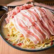 豚バラ肉と挽き肉がたっぷり！ 醤油ベースのソースはニンニクの風味豊かで、後口を引くおいしさです。