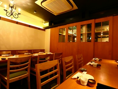 12〜14名で利用できる個室。賑やかな宴会や会食にぴったり