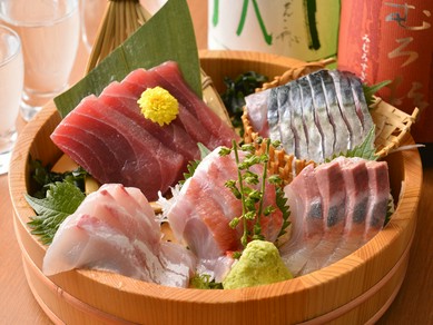 日本酒と相性抜群。市場直送の鮮魚を存分に堪能できる『刺身5点盛り』