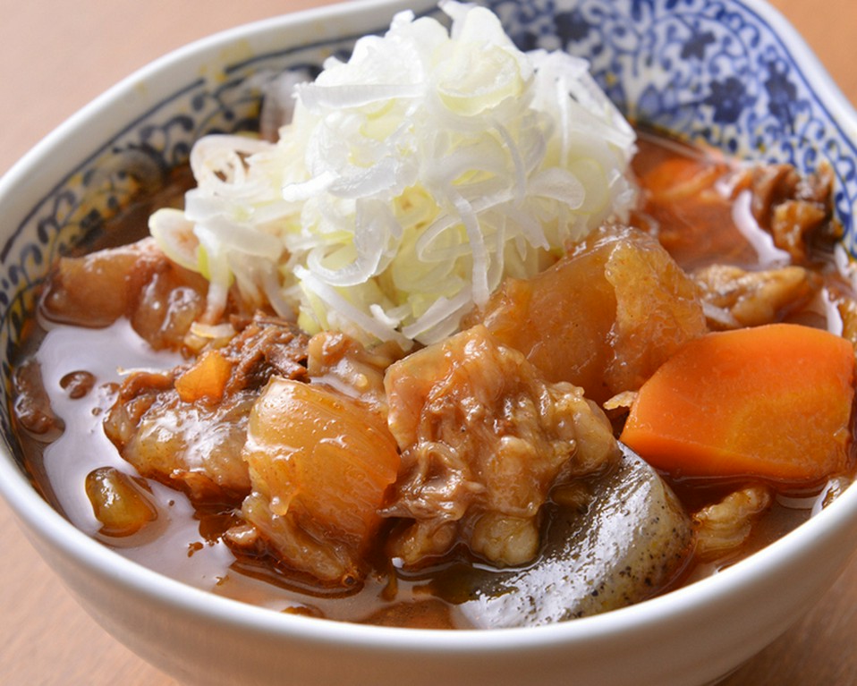 手間暇かけて素材の味を引き出した『ピリ辛！　特製牛すじ煮込み』