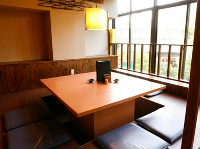 ゆったり座れる、堀ごたつ座敷、個人席もございます