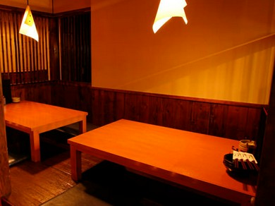 掘りごたつでのんびりと足を延ばしながら、料理とお酒を楽しむ
