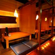 50名入る大型の座敷があり、広々と使うことができるので宴会にピッタリ。また、掘りごたつがありゆったりとくつろげるほか、すだれで仕切られた半個室もあるため居酒屋でありながら子供連れでも気軽に利用できます。