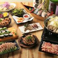 「素材居酒屋」をテーマに、「生」の素材に力を入れています。お刺身をはじめとする海鮮料理はもちろん、生レバーや、「軍鶏」を半生のタタキでいただけるなど、珍しい「生のお肉料理」も堪能できるのが魅力です。