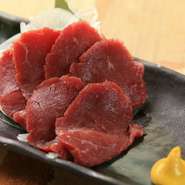 お肉や魚など、「生」で提供している食材も多いため鮮度は命。産地直送の新鮮な食材にこだわって仕入れています。素材にこだわり全国各地の様々な専門店から仕入れているため、食材の仕入れ先は多岐に渡ります。