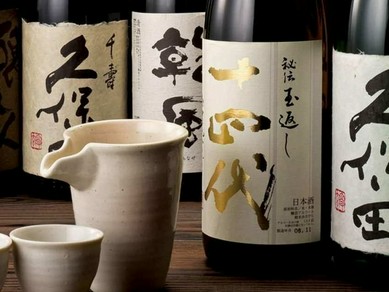 全国各地の専門店から仕入れた、30種類もの珍しい日本酒を堪能