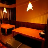 広い座敷があり、広々とした空間でこだわりのお酒が楽しめるため、宴会はもちろん会食や接待にもピッタリです。また、掘りごたつや半個室があり、人目を気にせず様々なシチュエーションで利用できるのが魅力です。