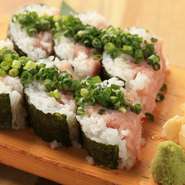 ネギトロをロールいっぱいに使った叶え家名物寿司です
