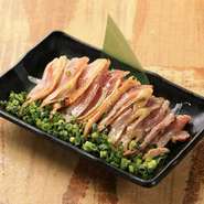 宮崎県から取り寄せた、弾力のある歯ごたえとしっかりとした旨味が特徴の軍鶏を、半生のタタキでいただける贅沢な一品。ポン酢の酸味と柚子胡椒の辛みやさわやかな香りが、軍鶏本来の旨味を引き立ててくれます。