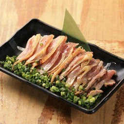 ポン酢の酸味と柚子胡椒辛みやさわやかさが軍鶏の旨味を引き立てる『軍鶏のたたきポン酢』