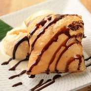 チョコをトッピングしたパリパリのホットパイと バニラアイスでお口をサッパリ！