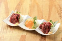 全部少しずつ食べてみたいと言うお客様の声にこたえ、馬の部位で最もおいしい、馬ヒレ・はらみ・コウネ（たてがみ）を盛り合わせにしました。