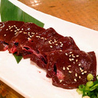 レバーの濃厚なうまみを堪能できる、食感が楽しい『馬レバー』