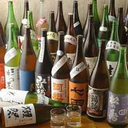 全国各地の日本酒専門店から仕入れた珍しい地酒をメインに、季節等に応じて日替わりで様々な日本酒を味わうことができます。また、通常の飲み放題に+500円で30種類もの日本酒が味わえる日本酒飲み放題もできます。