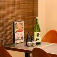 2階は料理もお酒も高級志向。おしゃれな空間で“ちょっといいお酒”を堪能できます。一方３階は誰でも入りやすい活気ある雰囲気で日本酒飲み放題も楽しめます。気分によって違う雰囲気を味わえるのが魅力です。