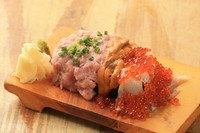 ロール寿司の上にいくら、うに、マグロすきみをシャリが見えない程にこぼしました。
一般　1880円／ハーフ　980円