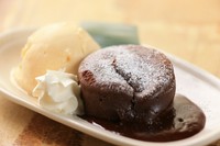 温かい濃厚なショコラに冷たいバニラアイスが口の中をリフレッシュしてくれる。