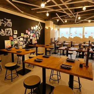 を基調とした開放的なテーブル席（4～60名様）