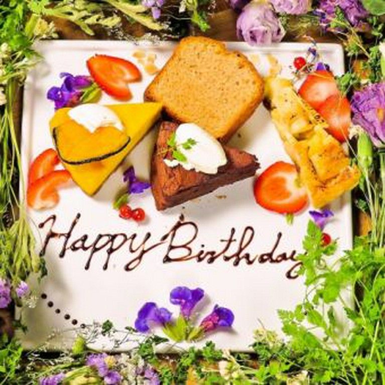 誕生日・記念日にはメッセージ付プレートをご用意いたします