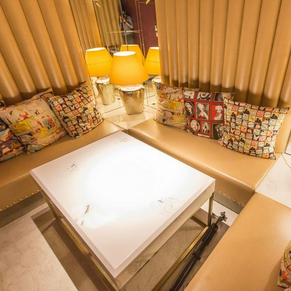 席によって色合いや材質が異なり様々なシーンに対応