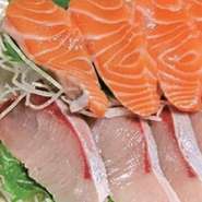 お好き魚の刺身を自分で選んでご注文できます。サーモン、ブリ、いくら、カンパチ、真鯛、うに