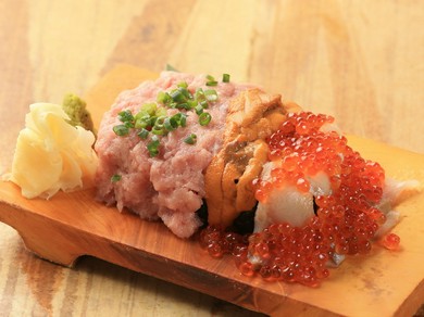 さっぱりとした酢飯と、溢れんばかりに乗った様々な海鮮の旨味がマッチする『叶え家特製！　こぼれ寿司』