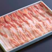 主に『出汁しゃぶ』などで用いる豚肉は、京都府産銘柄豚「京都ぽーく」をはじめ、甘くやわらかな国産豚肉を厳選。吟味した素材あってこそ、味わい豊かな逸品を生みだせます。