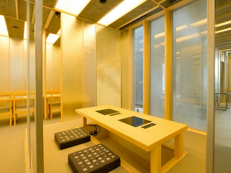 掘りごたつの半個室、テーブル席の完全個室あり