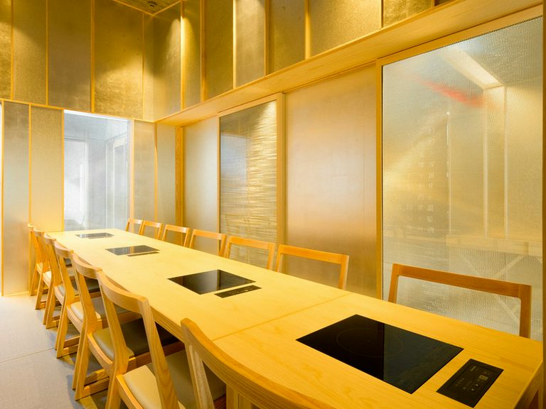 雅な雰囲気漂うテーブル席の完全個室、大事な方のおもてなしに