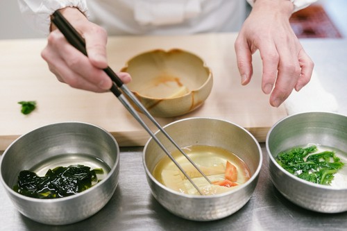 熟練の料理人が丁寧につくる