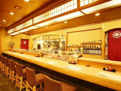 おひとり様やデートにぴったりの10席あるカウンター席