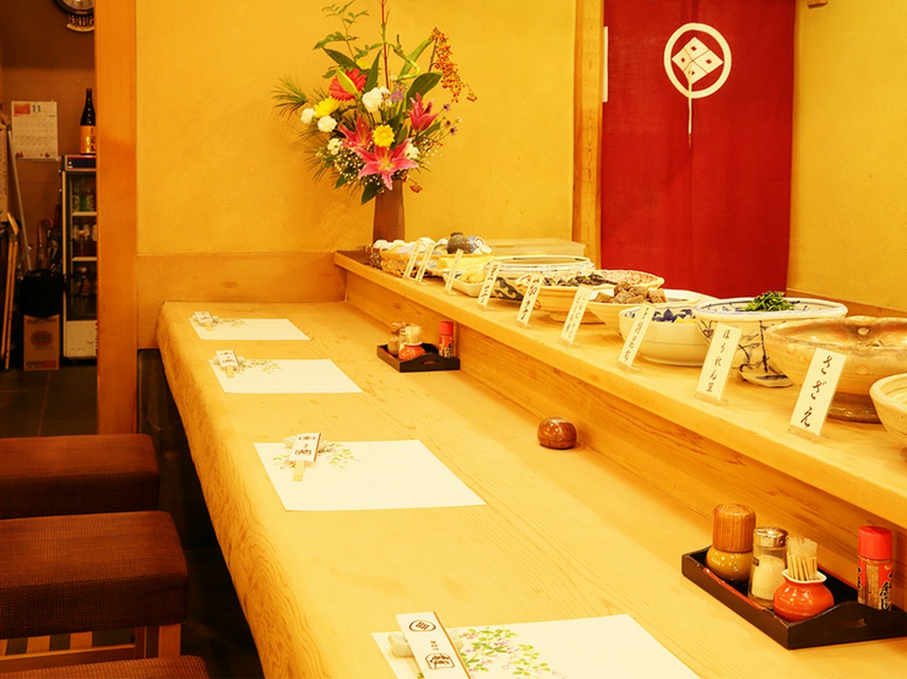 10品以上並んだおばんざい。選ぶ時間も楽しめる