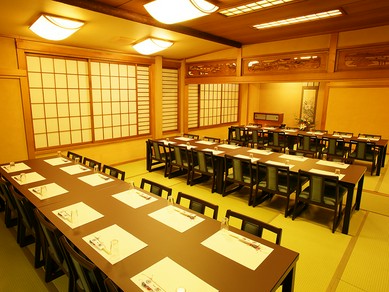 個室が4室用意された2階は、繋げることで最大60名まで宴会可能