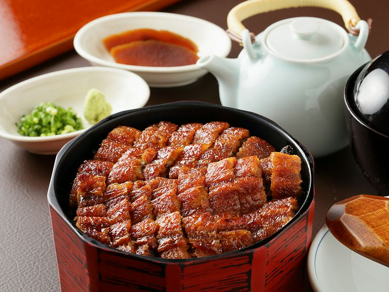 脂ののったうなぎを贅沢にいただく『櫃まぶし（きも吸・奈良漬付き）』