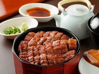 脂ののったうなぎを贅沢にいただく『櫃まぶし（きも吸・奈良漬付き）』